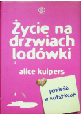 Życie na drzwiach lodówki