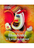 Blondynka w kwiecie lotosu