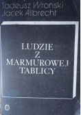 Ludzie z marmurowej tablicy