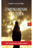 Z otwartymi ramionami wśród obłoków