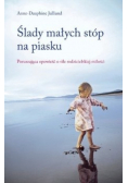 Ślady małych stóp na piasku