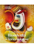 Blondynka w kwiecie lotosu