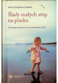 Ślady małych stóp na piasku