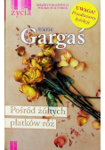 Pośród żółtych płatków róż