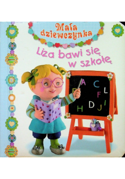 Mała dziewczynka Liza bawi się w szkołę