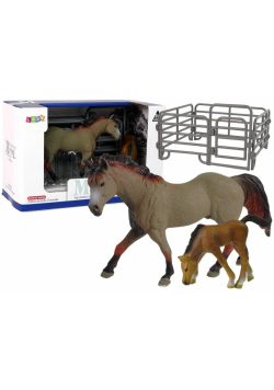 Koń rasy Capricorn ze źrebakiem i akcesoriami