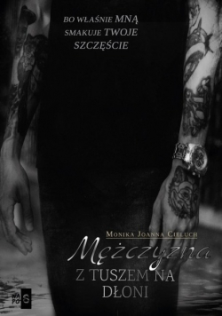 Mężczyzna z tuszem na dłoni